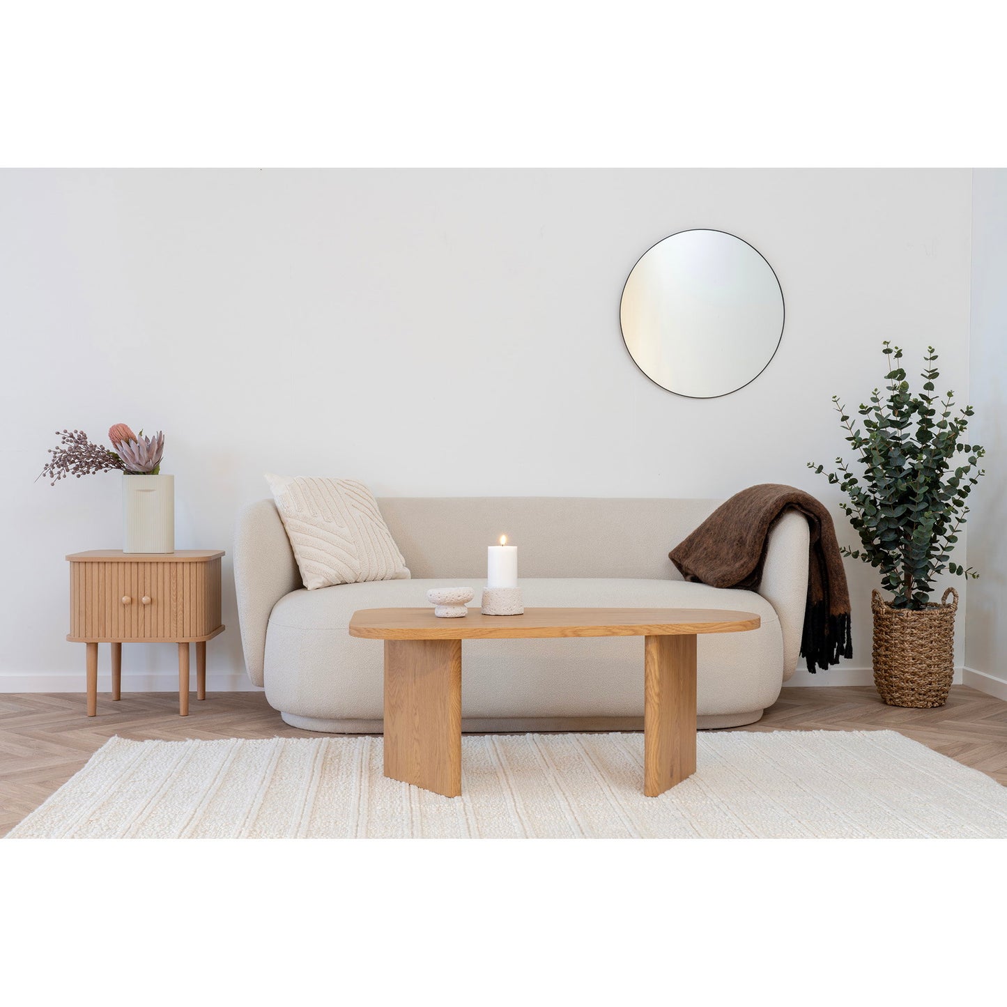 Mesa de Apoio Nikko de Duas Portas em Ripas Curvas, Natural — 45 × 40 × 50,5 cm