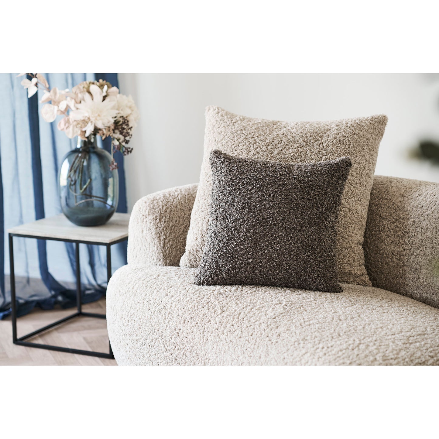 Almofada Tavira em Bouclé Cinzento-Escuro — 45 × 45 cm
