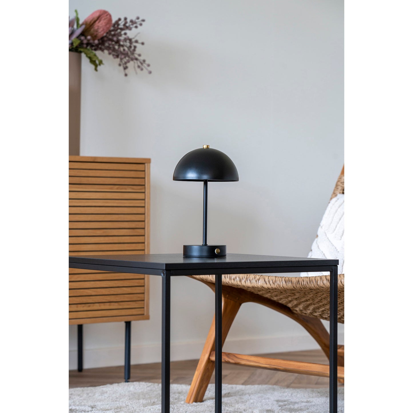 Candeeiro de Mesa Holt Recarregável, Metal Preto e Latão