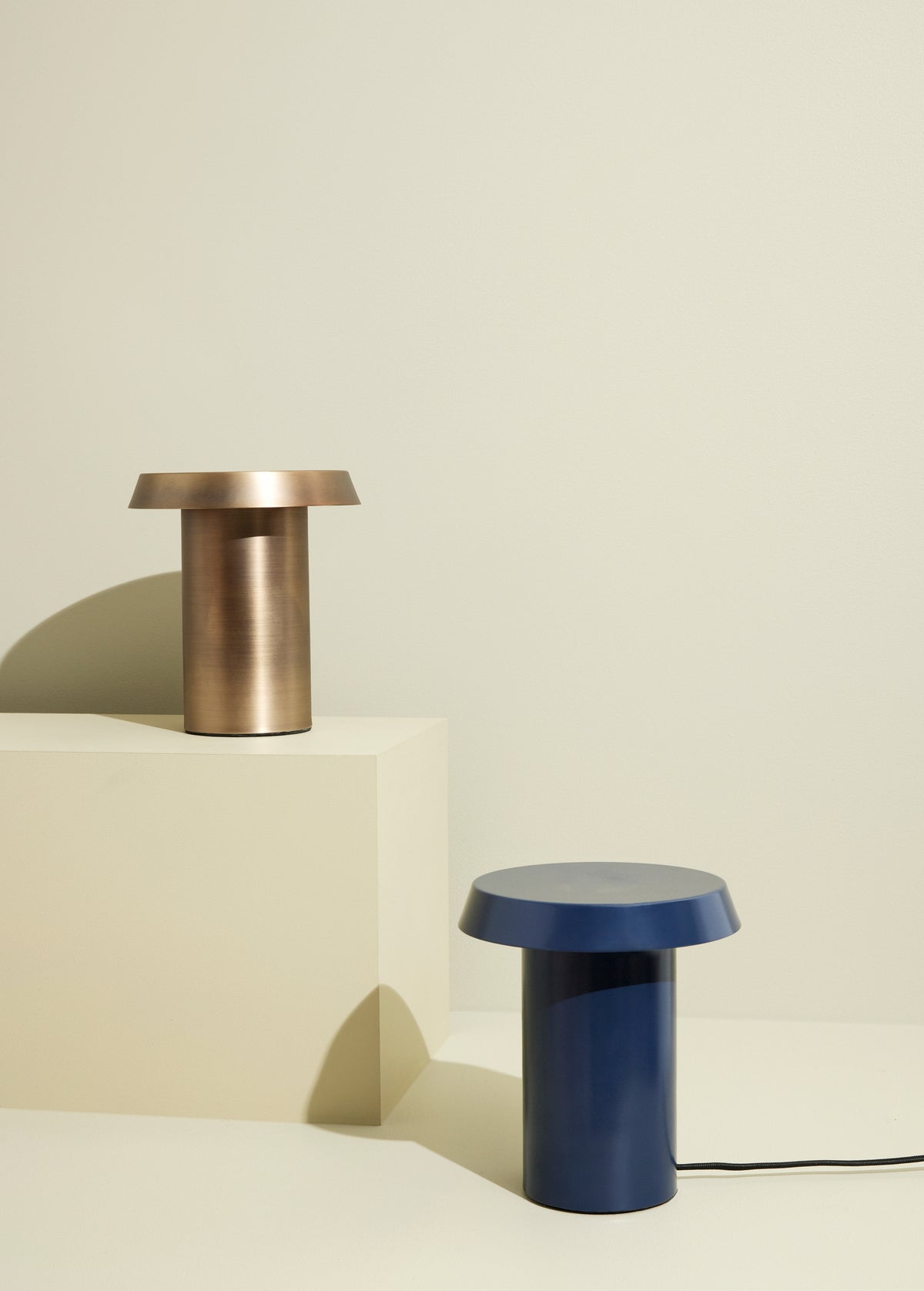 Candeeiro de Mesa Keen em Ferro com LED Integrado, Azul Escuro — Ø 20 × 22 cm