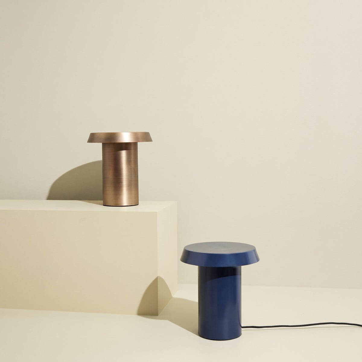 Candeeiro de Mesa Keen em Ferro com LED Integrado, Azul Escuro — imagem 6