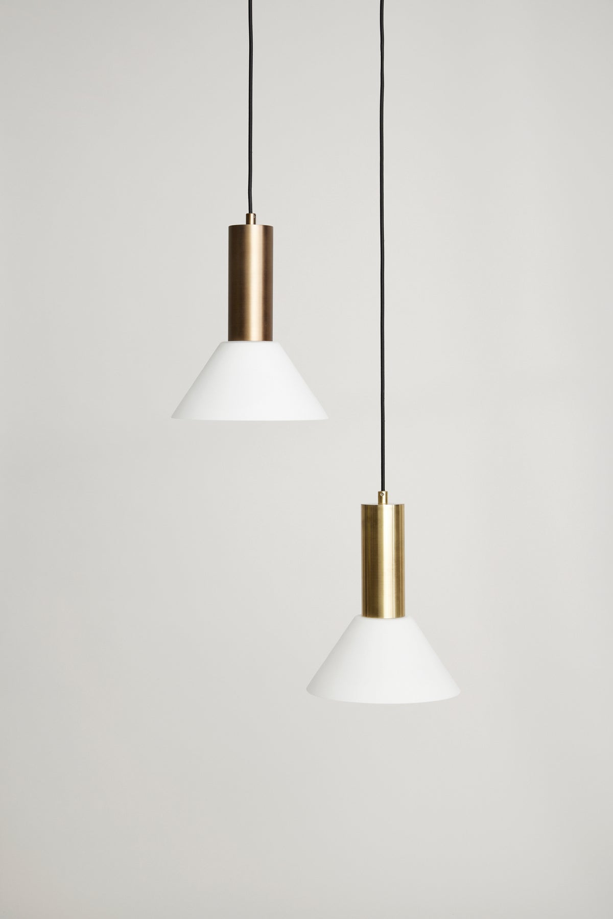 Candeeiro Suspenso Contrast em Vidro Branco e Latão — Ø 25 × 28 cm