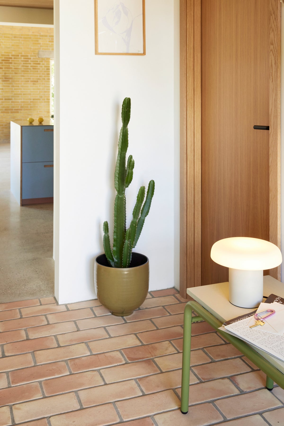 Ateliers Table Lamp in Glass, Sand, and White — Ø 25 × 20 cm