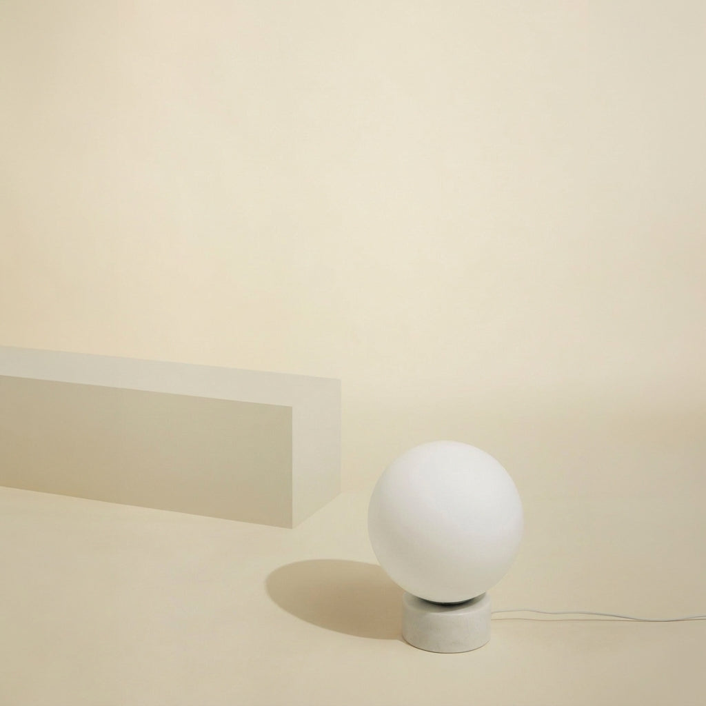 Candeeiro de Mesa Esférico em Vidro Fosco e Mármore Branco — imagem 6