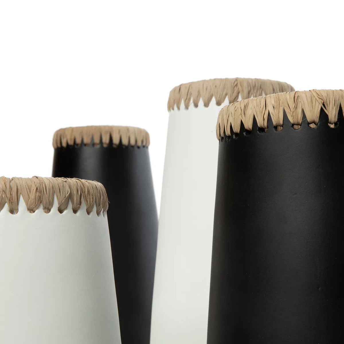 Jarrón Sneaky de terracota — Negro y rafia — G