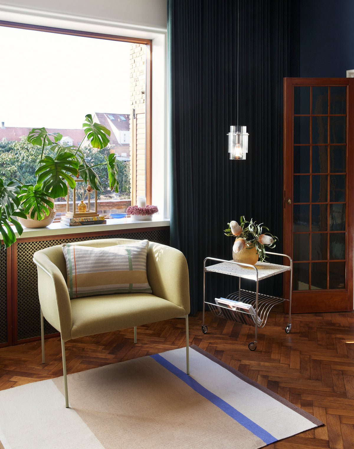 Poltrona Eyrie em Tecido e Aço, Amarelo — 89 × 58 × 78 cm