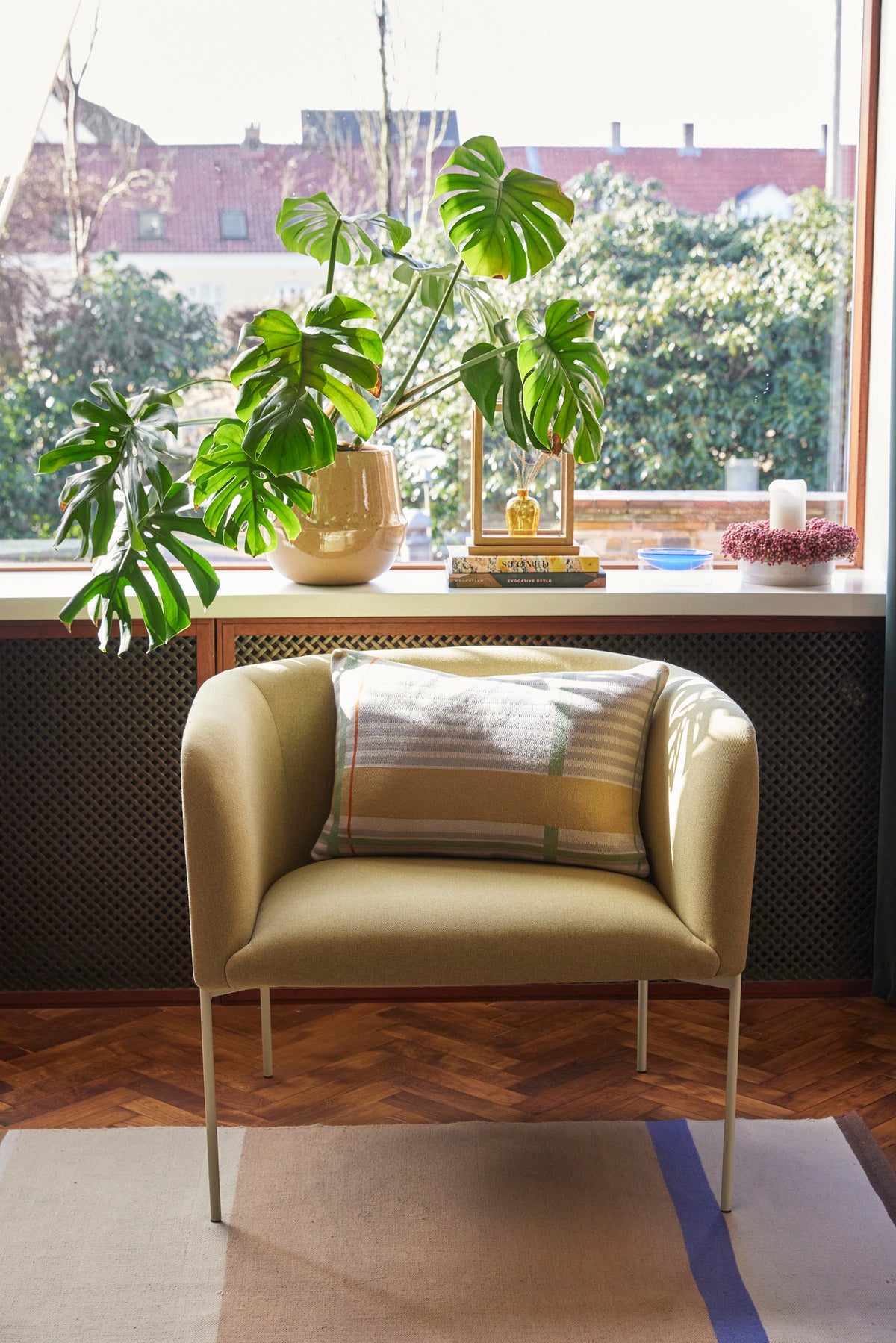 Poltrona Eyrie em Tecido e Aço, Amarelo — 89 × 58 × 78 cm