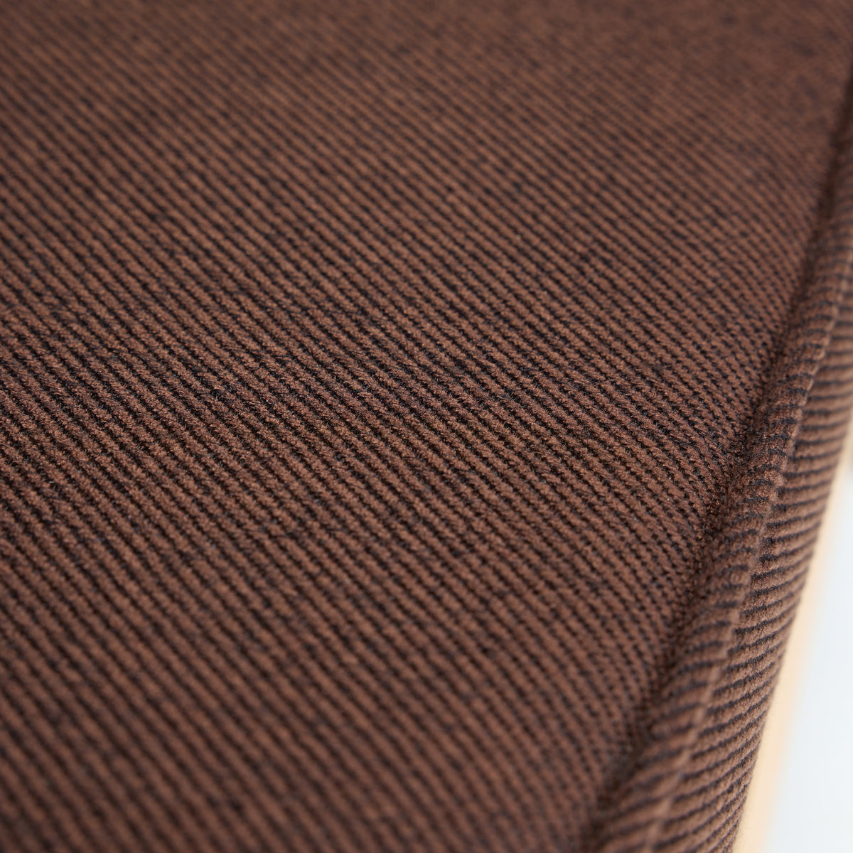 Poltrona Haze em Carvalho, Tecido Castanho-Escuro — 81 × 65 × 79 cm