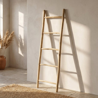 Cenário interior minimalista e acolhedor com estética mediterrânica-boho, paredes de cor clara e textura natural. A luz 