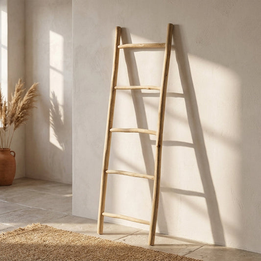 Cenário interior minimalista e acolhedor com estética mediterrânica-boho, paredes de cor clara e textura natural. A luz 