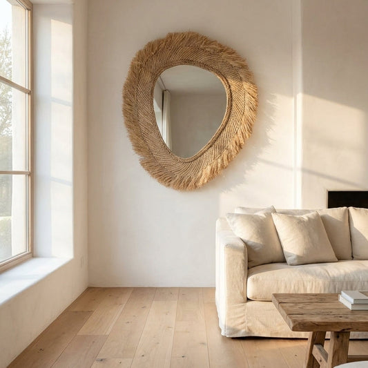 Uma fotografia de cenário realista para um espelho grande de moldura orgânica em fibra natural, posicionado numa sala de