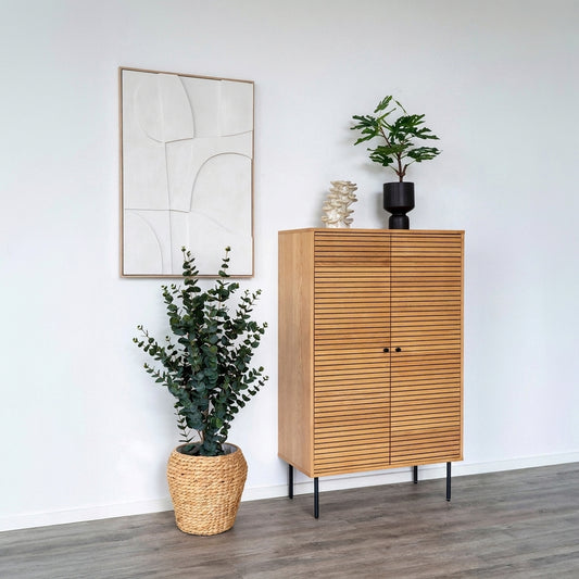 Fotografia realista de uma decoração de parede em relevo branca, estilo Madeline (60x90cm), suspensa numa parede caiada 