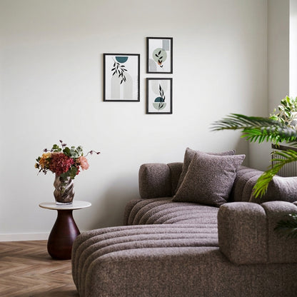 Conjunto de 3 molduras Aspen pretas numa parede de sala