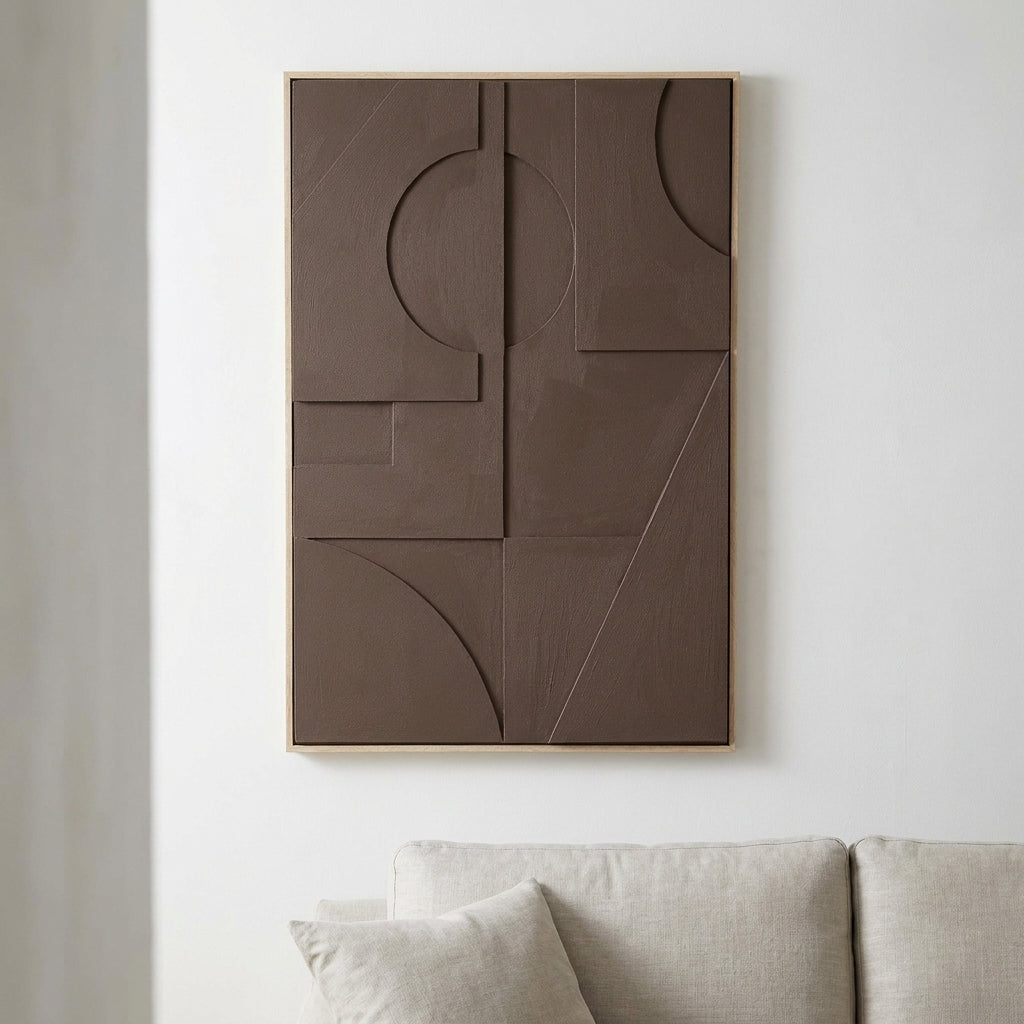 Decoracao de parede Isabella N1 em relevo castanho com desenho geometrico, numa sala acima de um sofa de linho