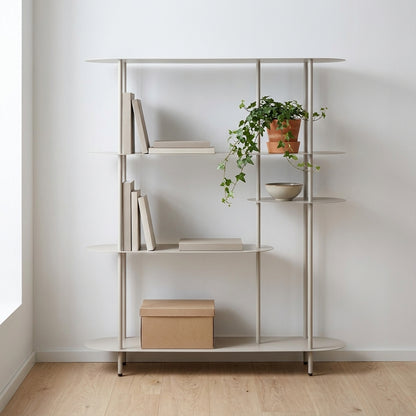 Estante Rieti assimétrica em metal cor de areia, com prateleiras desencontradas, livros, uma taça e uma planta pendente