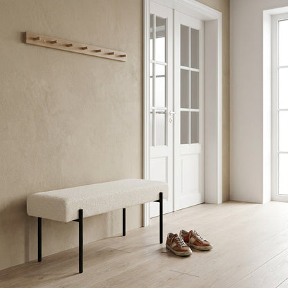 Banco Swindon em bouclé branco numa entrada — ambiente