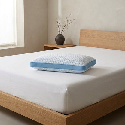 Almofada de dormir fresca, firme, 50 × 70 cm, com faixa lateral azul, numa cama de carvalho