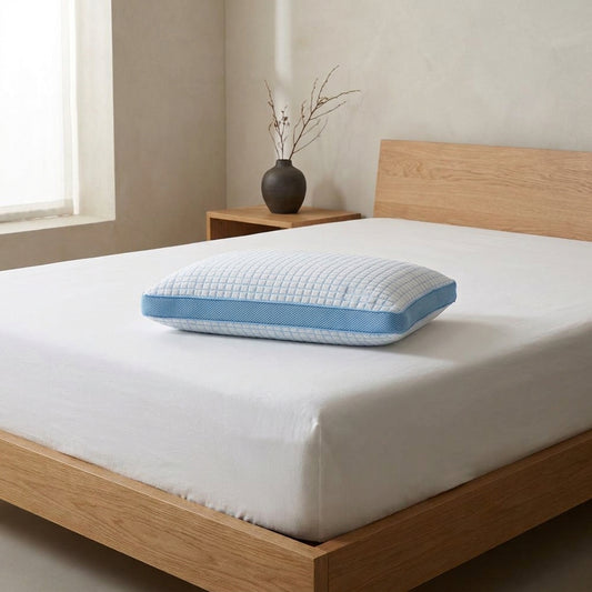 Almofada de dormir fresca, firme, 50 × 70 cm, com faixa lateral azul, numa cama de carvalho