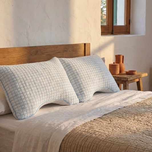 Conjunto de 2 almofadas de dormir com recorte, frescas, 45 × 65 cm, num quarto mediterrânico