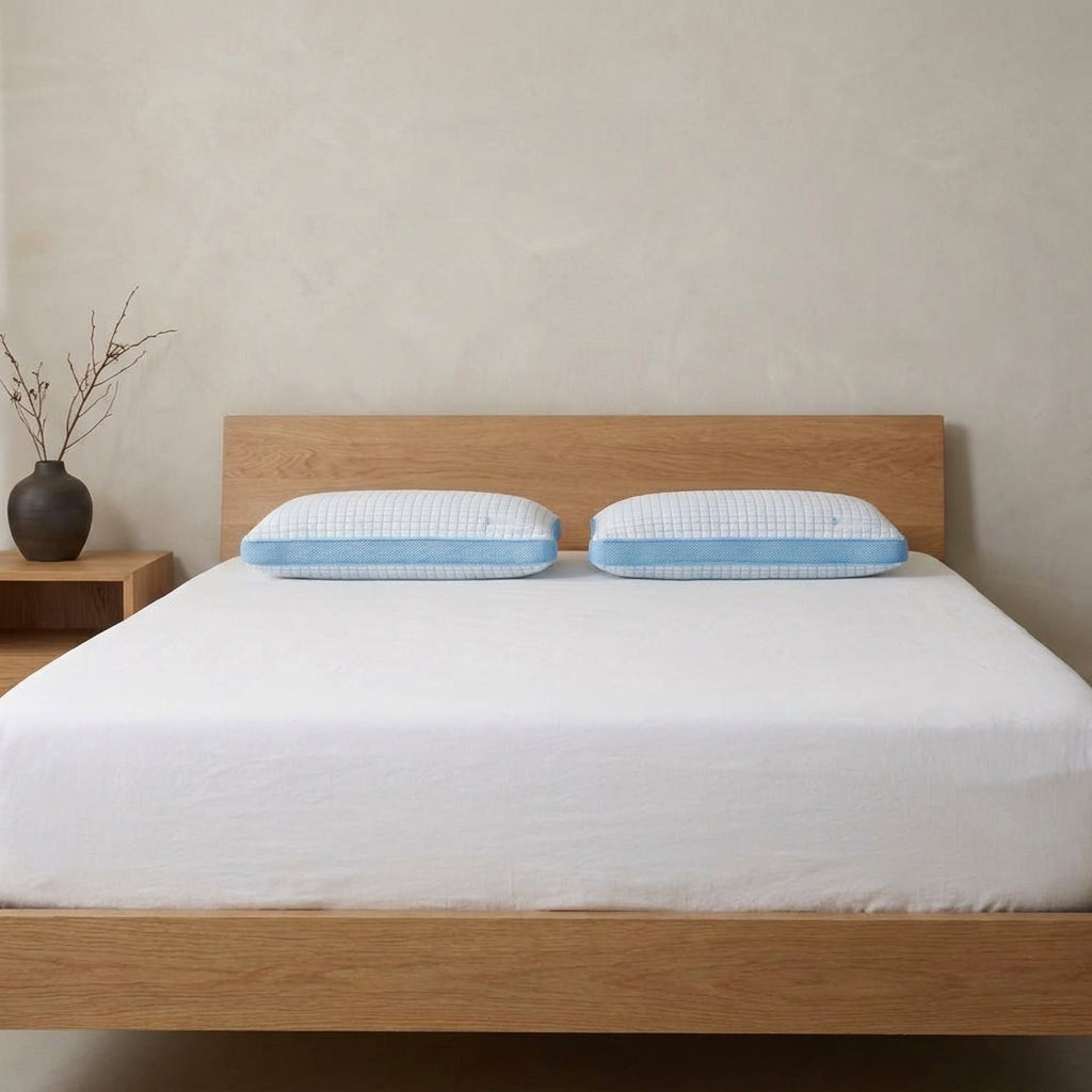 Conjunto de 2 almofadas de dormir frescas e firmes, 50 × 70 cm, numa cama de carvalho