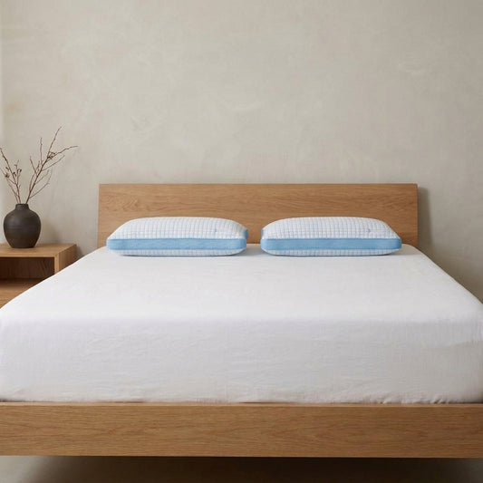 Conjunto de 2 almofadas de dormir frescas e firmes, 50 × 70 cm, numa cama de carvalho