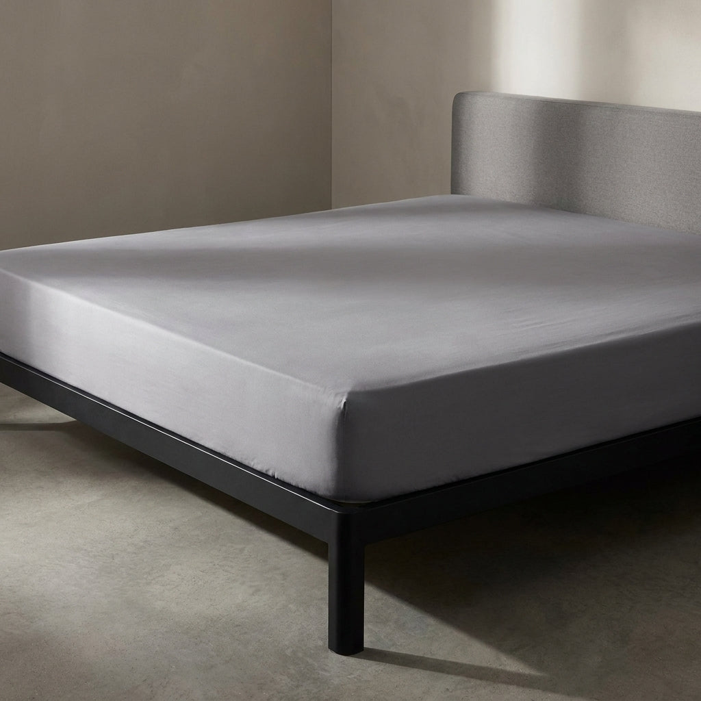 Lençol ajustável em algodão cinzento a vestir um colchão de casal, 180 × 200 cm