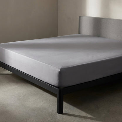 Lençol ajustável em algodão cinzento a vestir um colchão de casal, 180 × 200 cm