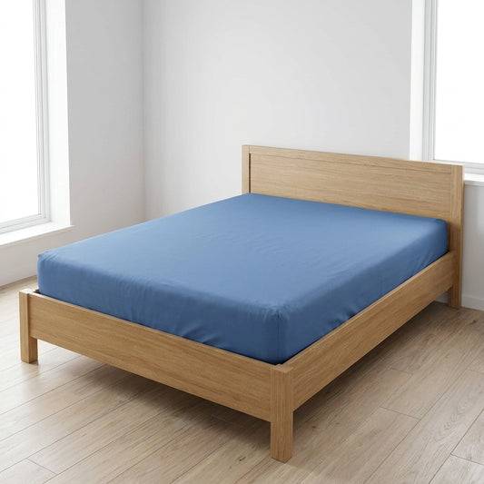 Lençol ajustável em algodão azul a vestir um colchão de casal, 180 × 200 cm