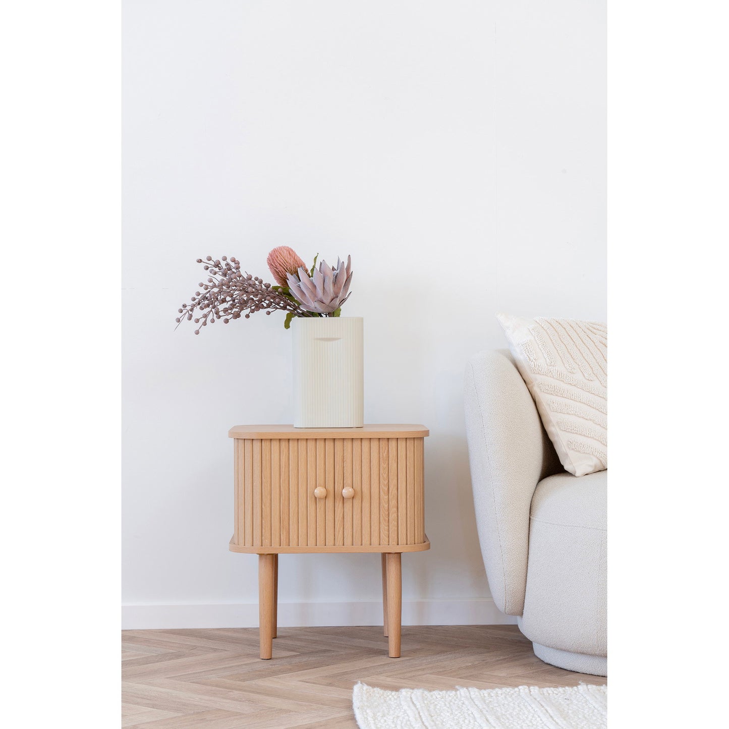 Mesa de Apoio Nikko de Duas Portas em Ripas Curvas, Natural — 45 × 40 × 50,5 cm