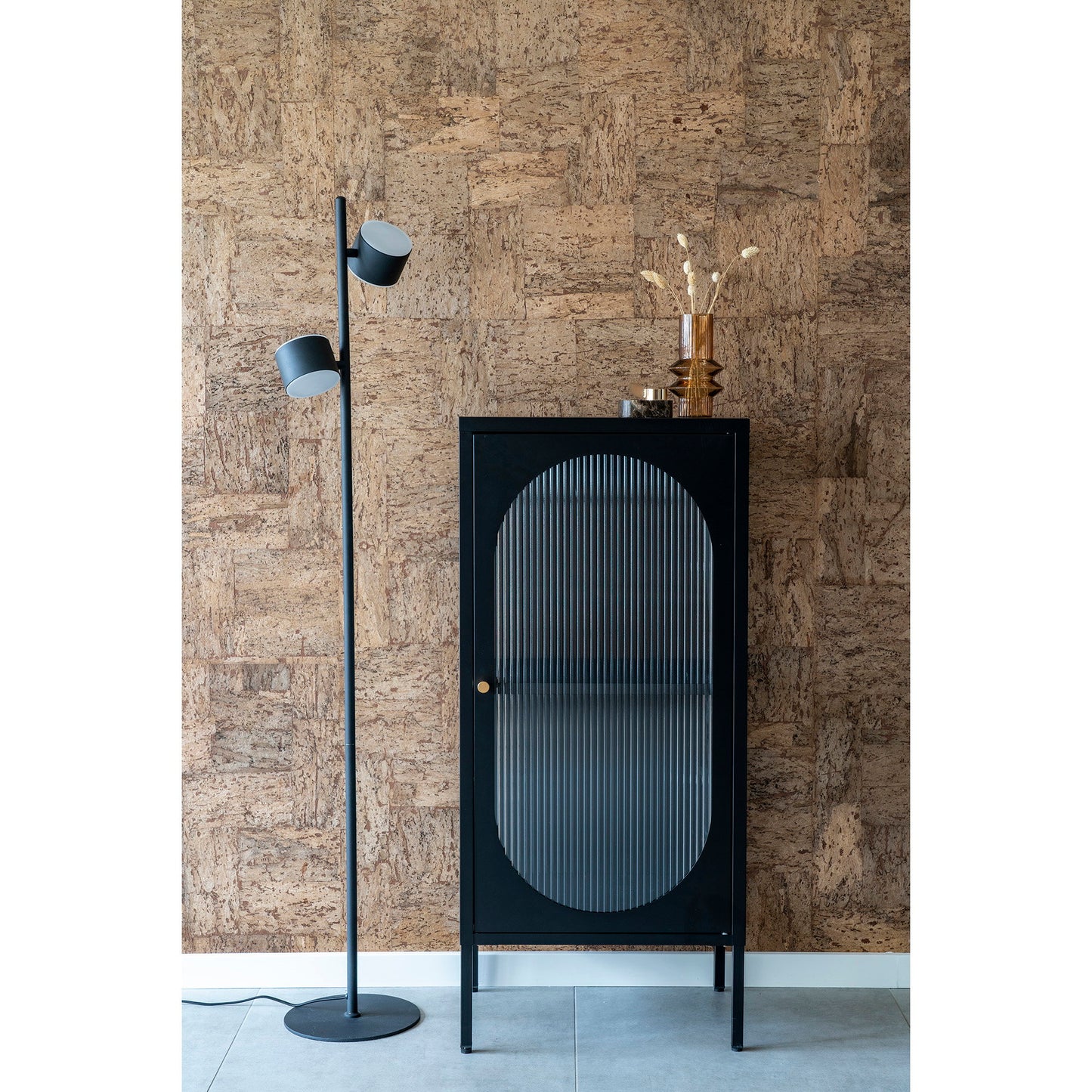 Vitrine Adelaide em Aço Preto com Porta de Vidro Canelado — 50 × 35 × 110 cm