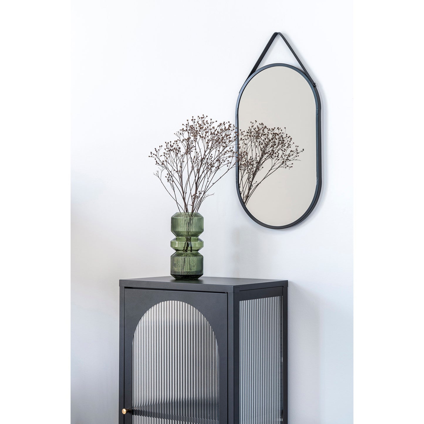 Vitrine Adelaide em Aço Preto com Porta de Vidro Canelado — 50 × 35 × 110 cm