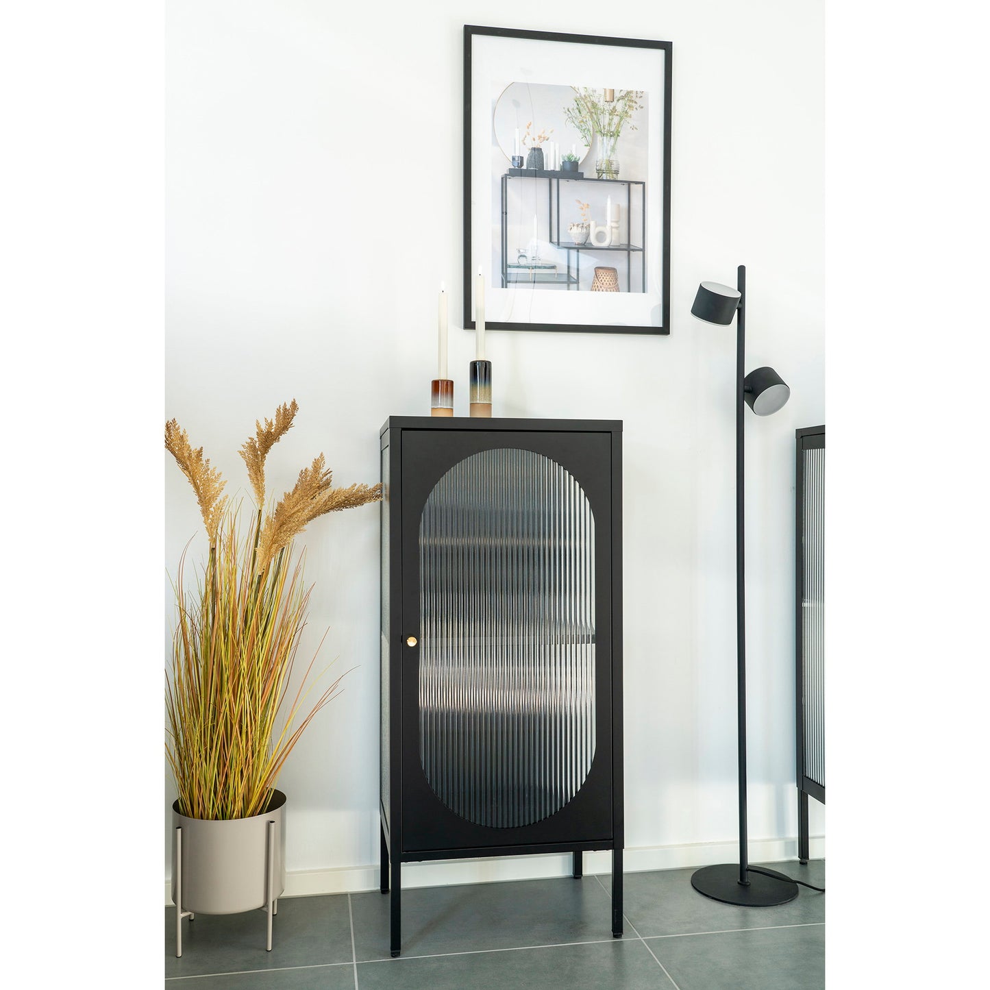 Vitrine Adelaide em Aço Preto com Porta de Vidro Canelado — 50 × 35 × 110 cm