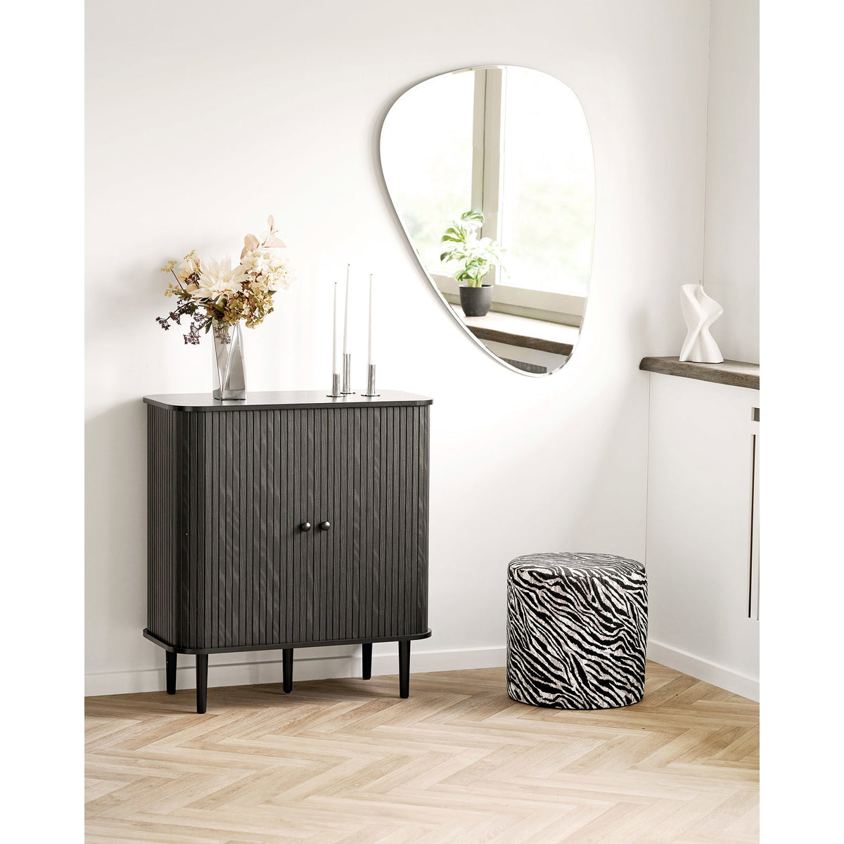Aparador Nikko de Duas Portas em Ripas Curvas, Preto — 80 × 40 × 87 cm