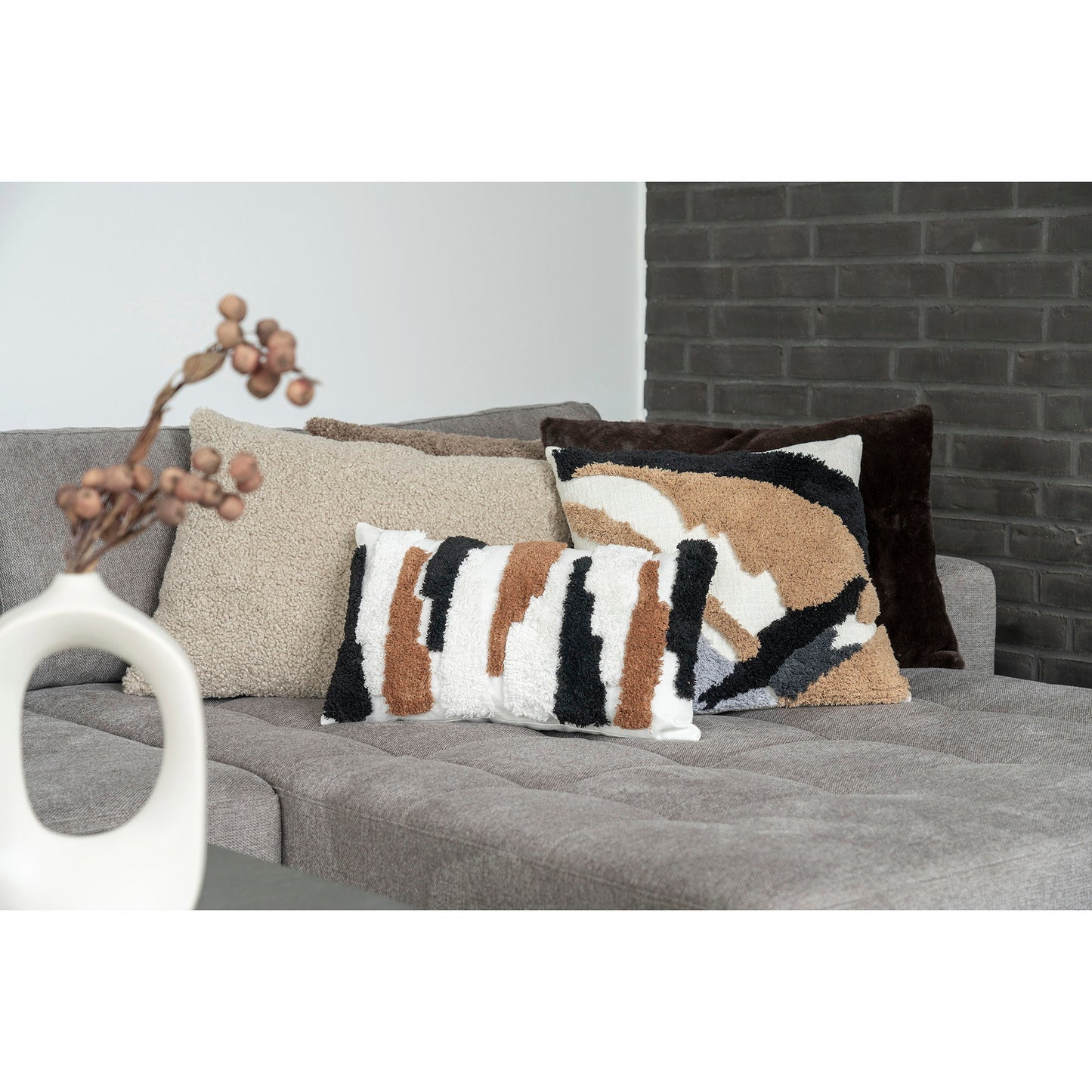 Almofada Tavira em Bouclé Castanho-Acinzentado — 45 × 60 cm