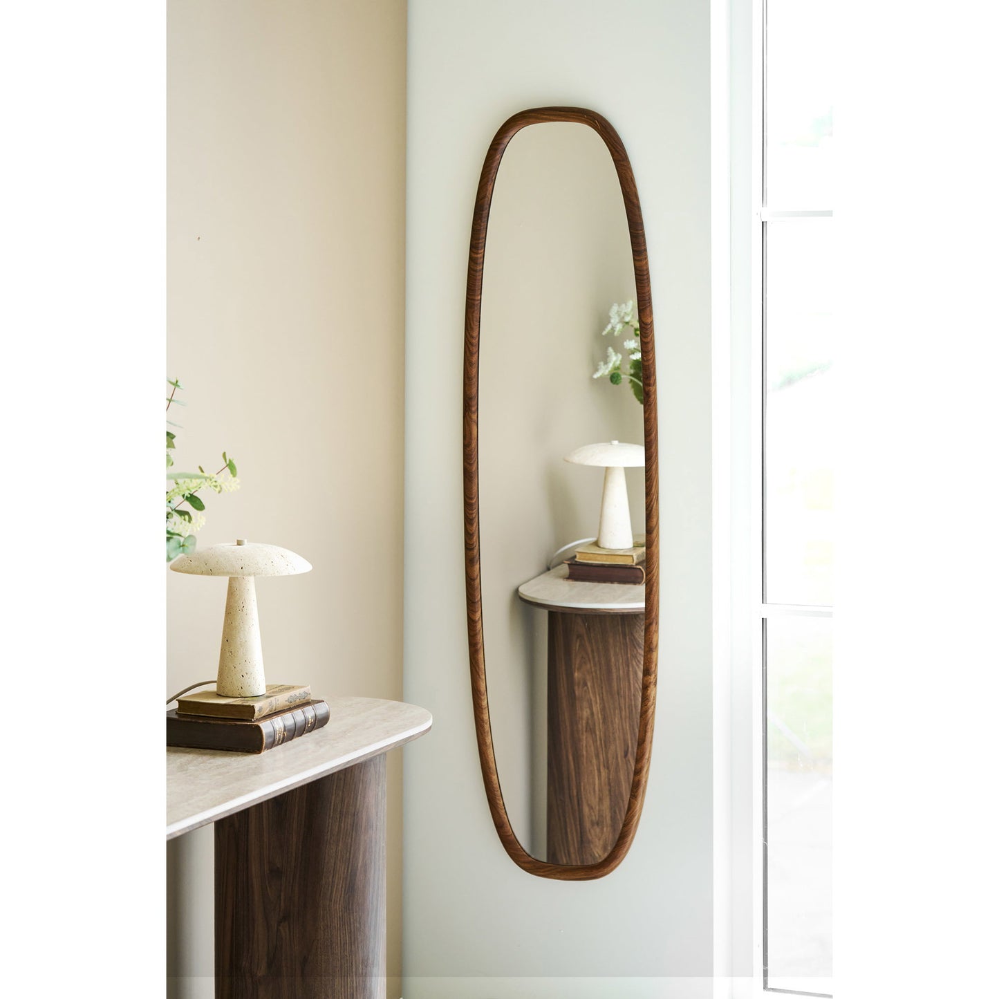 Espelho Luxon Oval com Moldura em Aspecto de Madeira — 40 × 150 cm