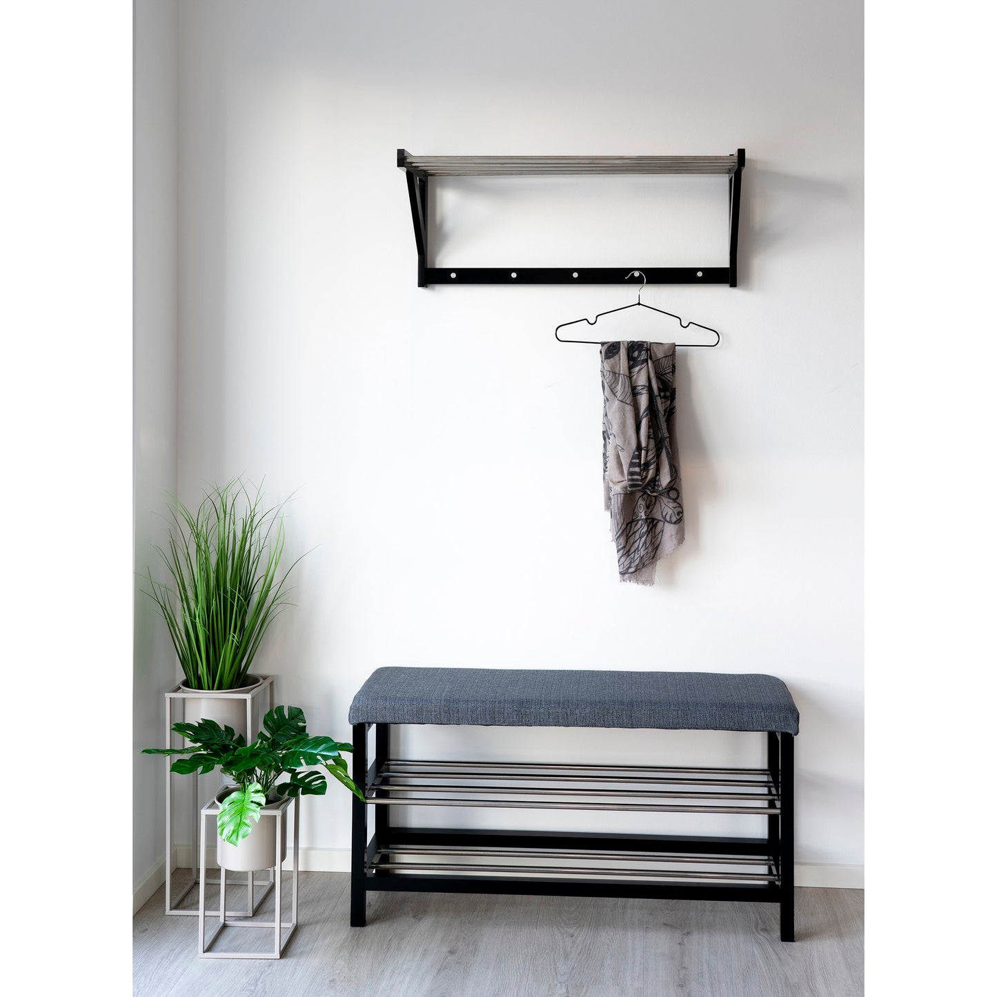 Prateleira de Entrada Padova em Madeira e Aço Preto, com Cabides — 78 × 32 cm