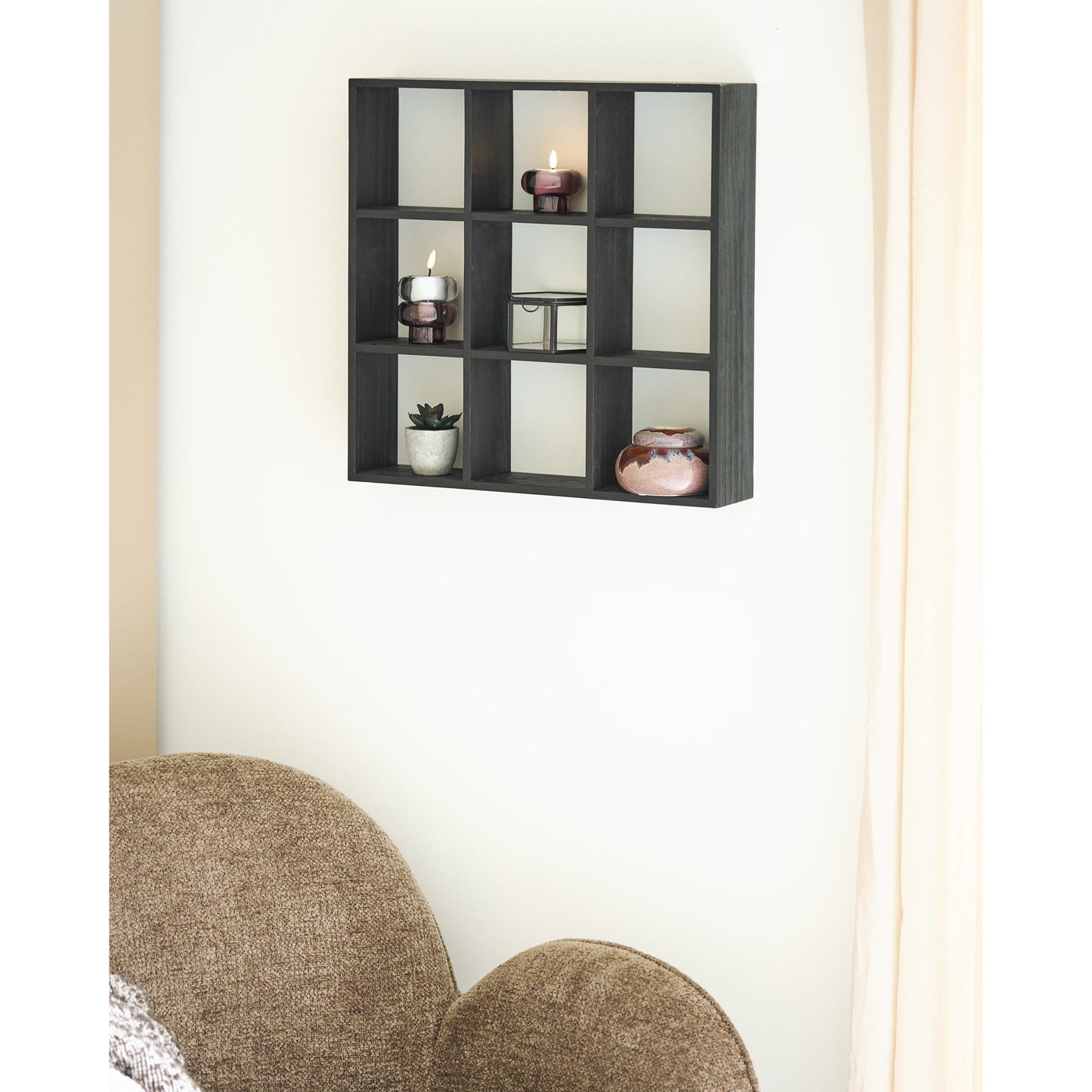 Prateleira-Grelha Moss em Pinho Preto, 9 Nichos — 46 × 10 × 46 cm
