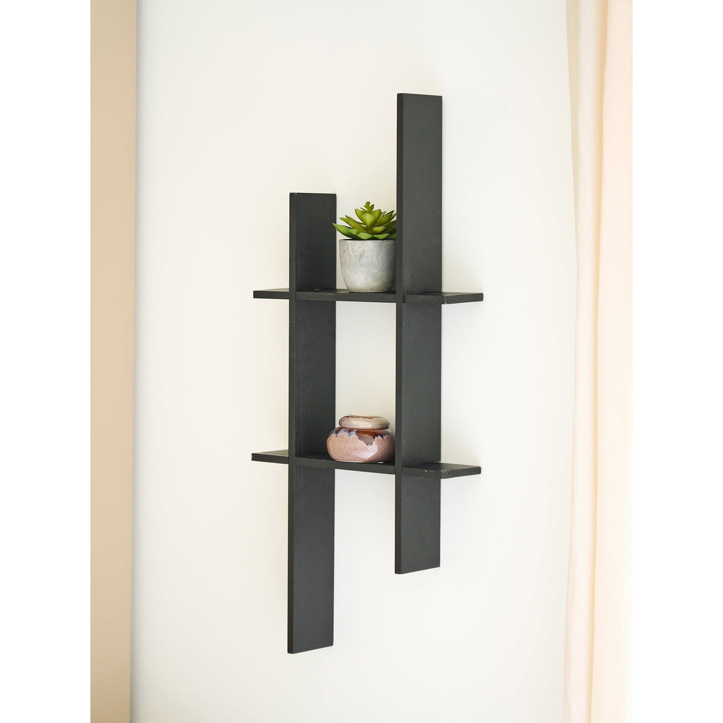 Prateleira de Parede Mostar em Pinho Preto — 38 × 10 × 86 cm