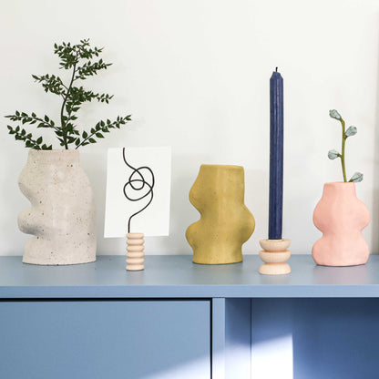 Vaso cerâmico Fluxo Verde Pistácio — composição com vasos rosa