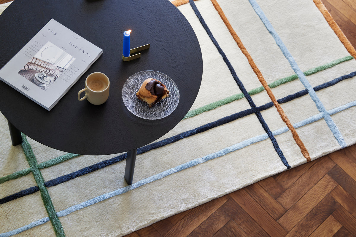 Tapete Tufado em Viscose e Algodão, Creme com Linhas Coloridas — 120 × 180 cm