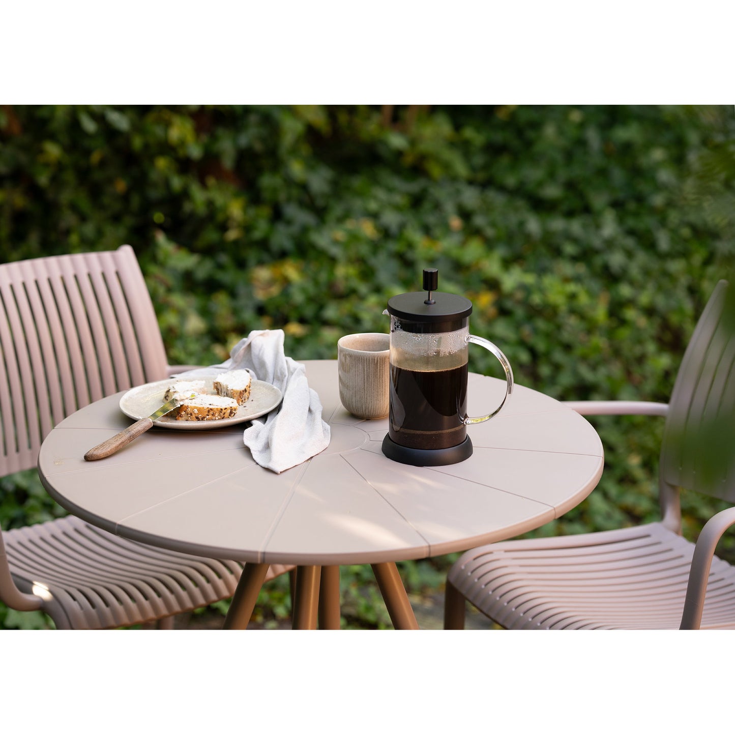 Mesa Bistrô Barletta em Polipropileno, Taupe — Ø 70 × 73,5 cm