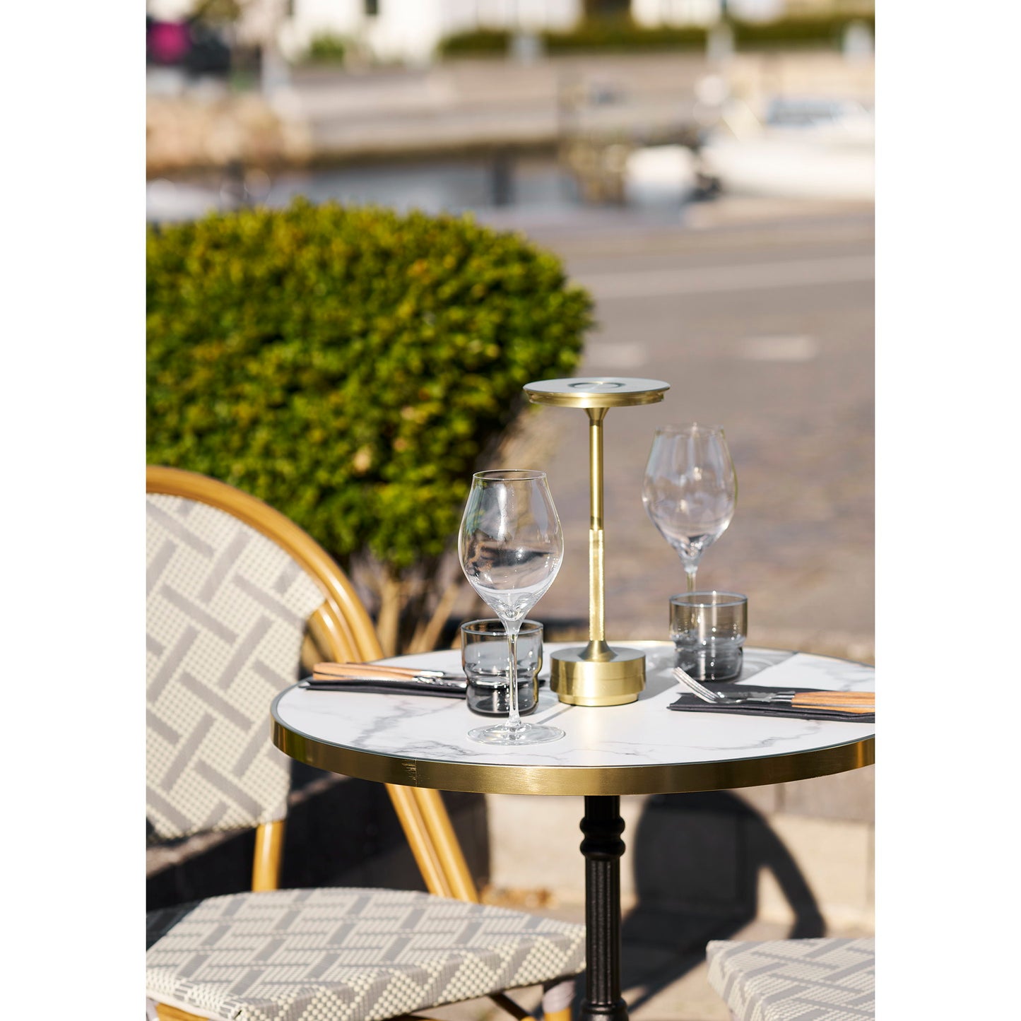 Mesa Bistrô com Tampo Efeito Mármore Branco e Pés em Ferro Fundido — Ø 60 × 74 cm