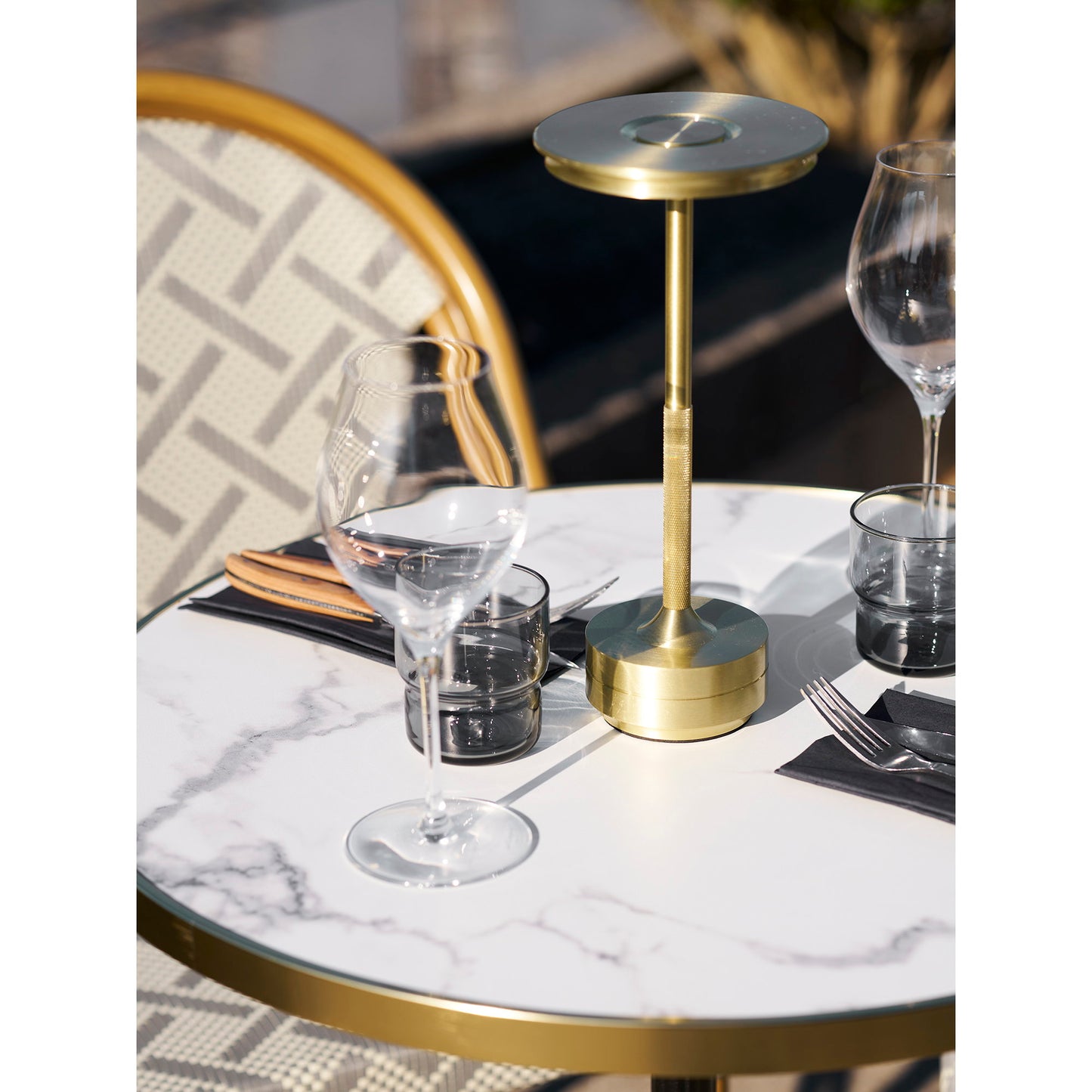 Mesa Bistrô com Tampo Efeito Mármore Branco e Pés em Ferro Fundido — Ø 60 × 74 cm