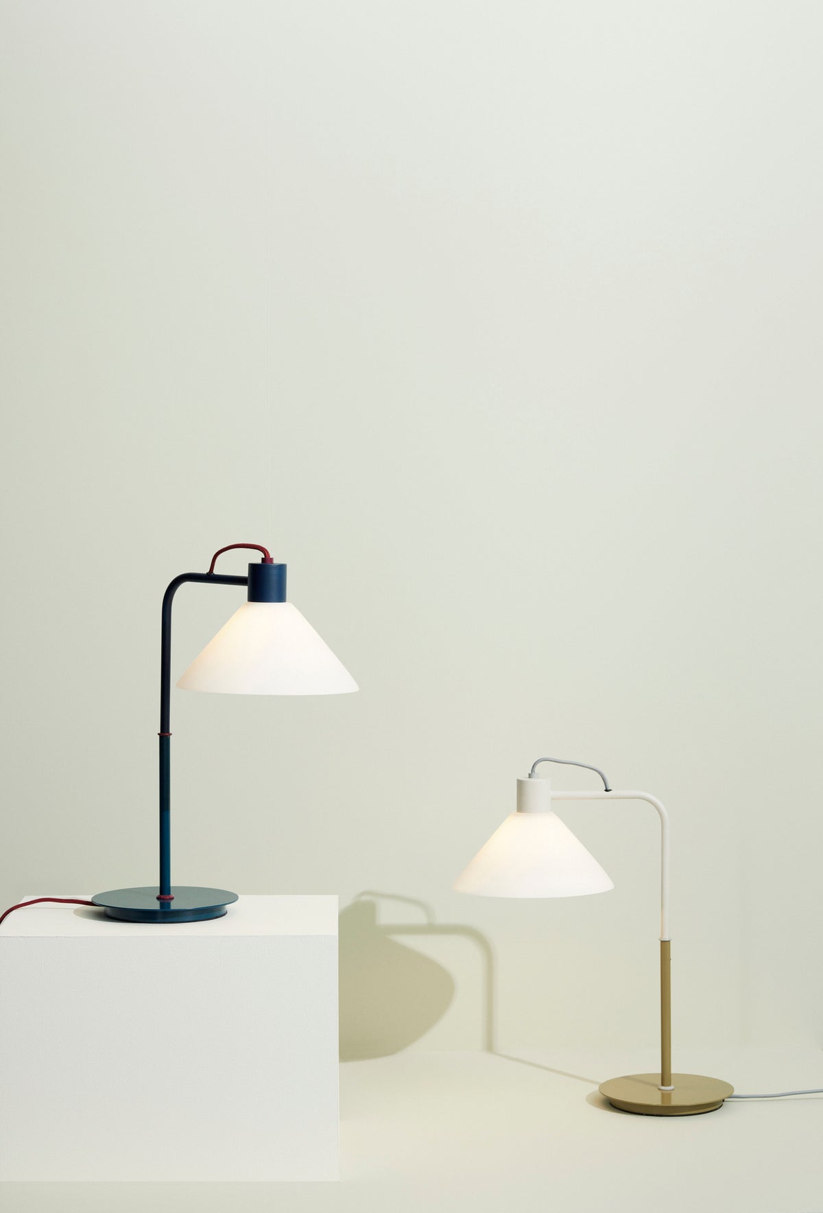 Candeeiro de Mesa Spot em Vidro e Ferro, Caqui e Branco — 37 × 22 × 44 cm