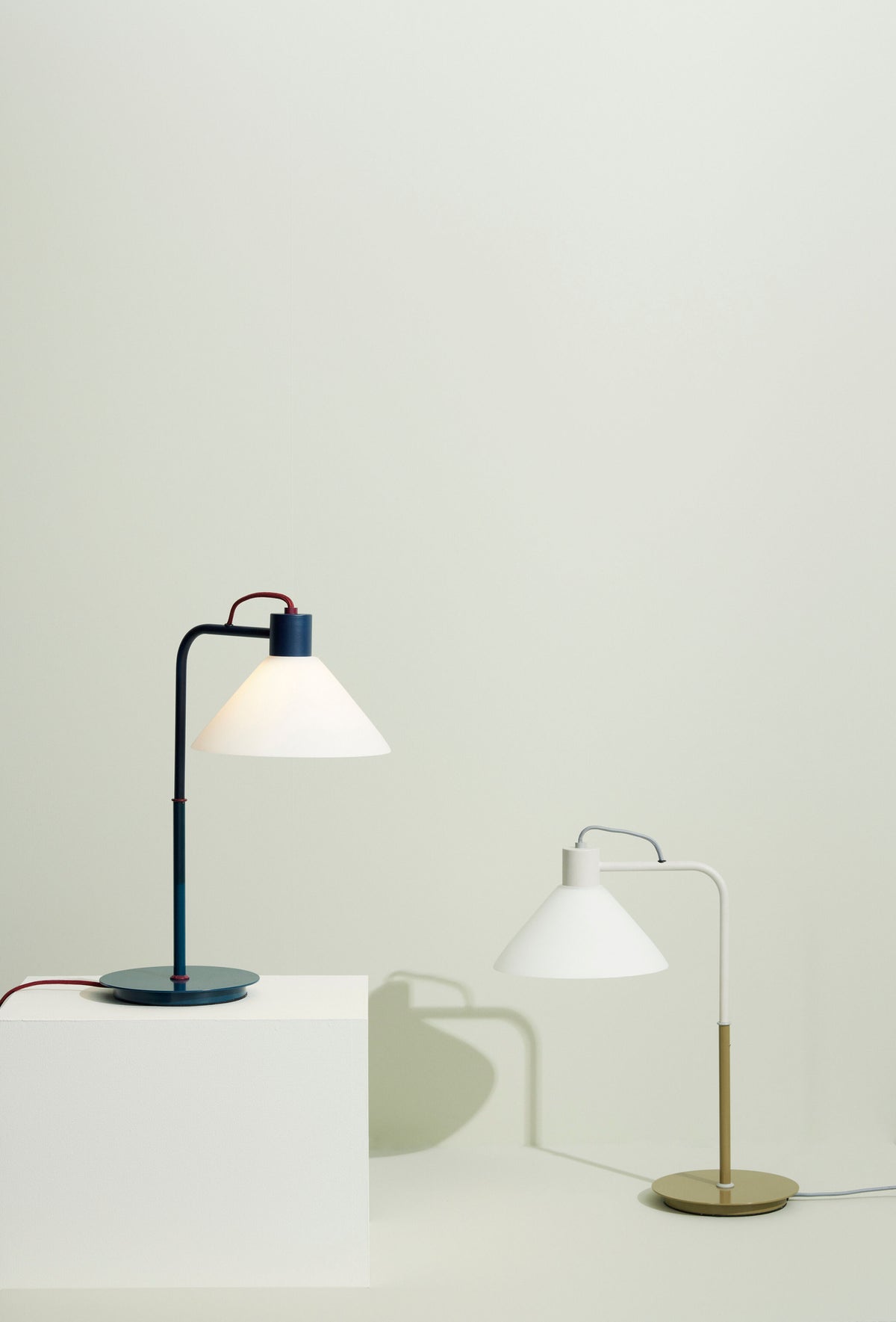 Candeeiro de Mesa Spot em Vidro e Ferro, Caqui e Branco — 37 × 22 × 44 cm