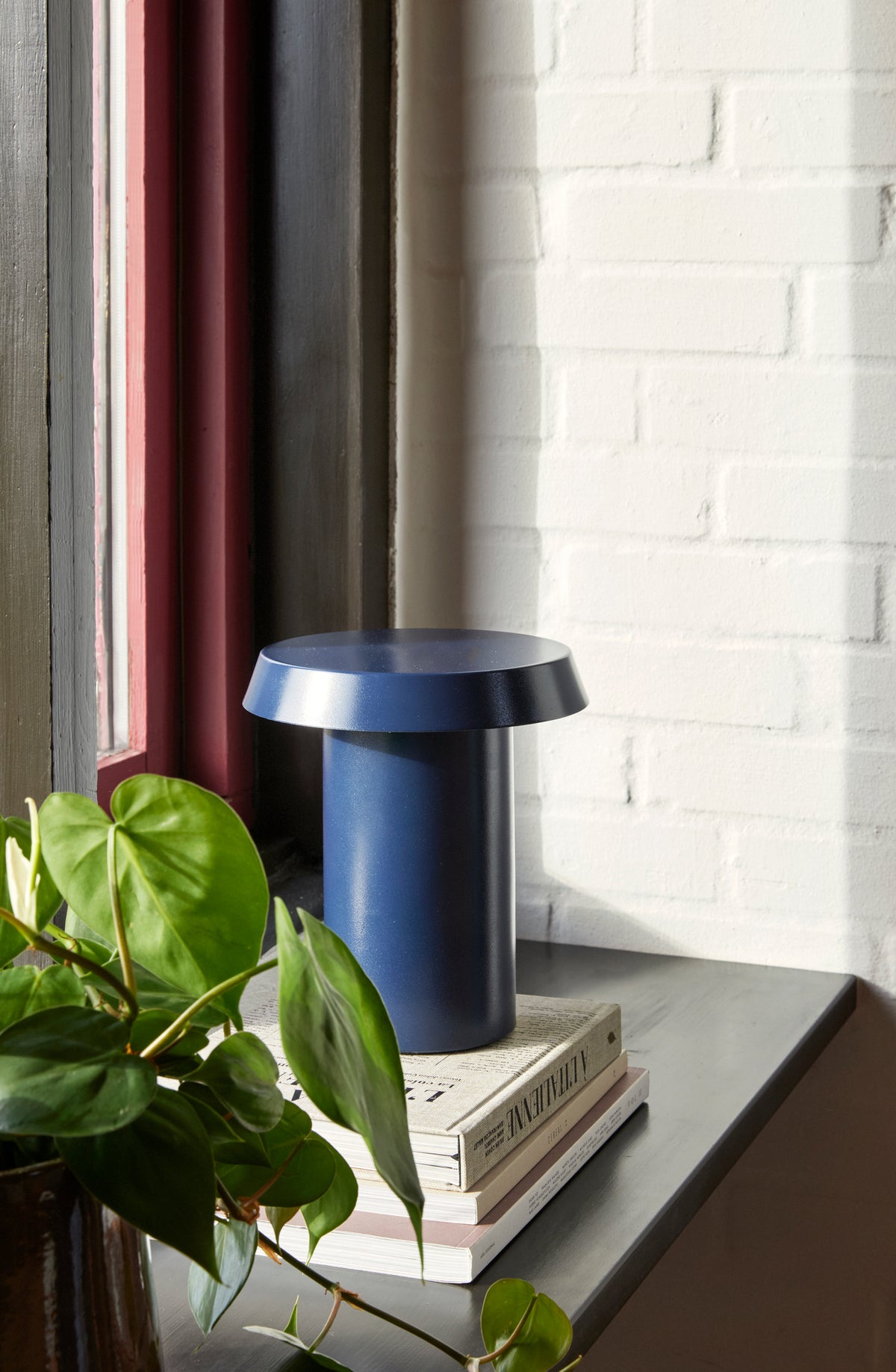 Candeeiro de Mesa Keen em Ferro com LED Integrado, Azul Escuro — Ø 20 × 22 cm