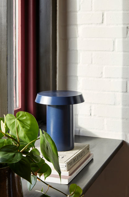 Candeeiro de Mesa Keen em Ferro com LED Integrado, Azul Escuro — Ø 20 × 22 cm