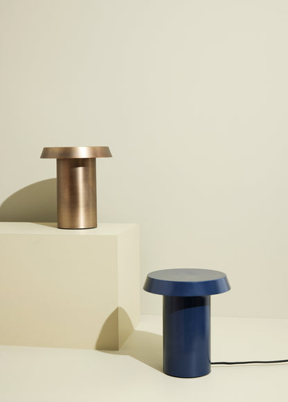 Candeeiro de Mesa Keen em Ferro com LED Integrado, Azul Escuro — Ø 20 × 22 cm