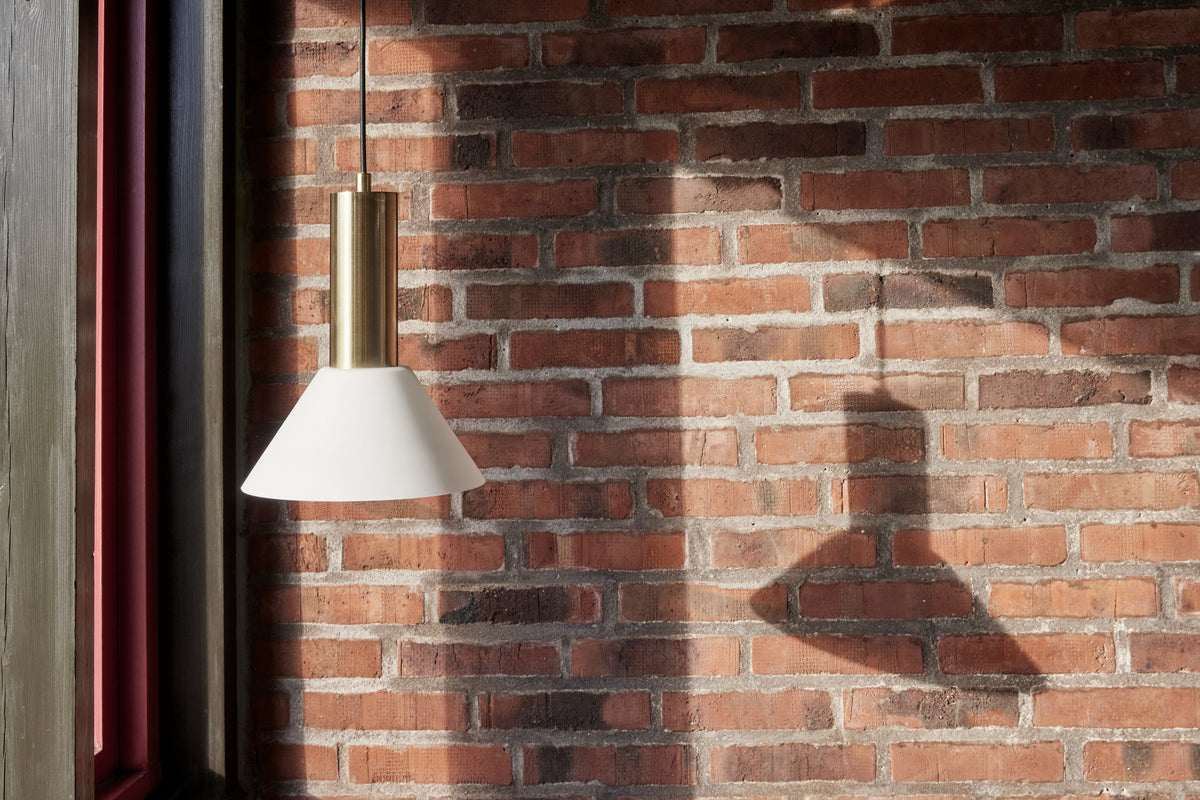 Candeeiro Suspenso Contrast em Vidro Branco e Latão — Ø 25 × 28 cm