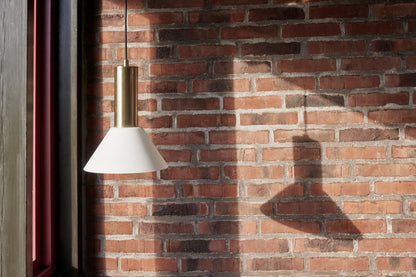 Candeeiro Suspenso Contrast em Vidro Branco e Latão — Ø 25 × 28 cm